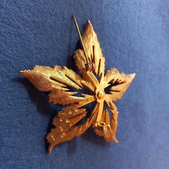 Gold tone metal Flower Brooch - Picture 4 of 4